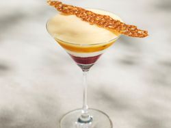 フローズンパインのパフェ仕立て フランボワーズピュレとパッションフルーツのエスプーマ