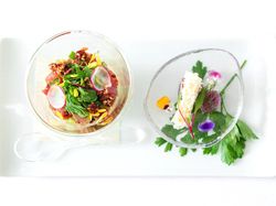 マグロのタルタル ハーブサラダ