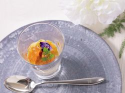 かぶのゆず風味スープ仕立て~ウニとコンソメジュレを添えて~