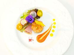 柑橘の香りにマリネしたサーモンのタルタル
クスクスのタブレとフレンチキャビア パプリカピューレ オレンジソース