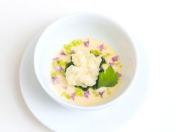 海苔風味の鮮魚のコンソメスープ 白子の天ぷらと長いもの茶碗蒸し仕立て 三つ葉 穂じそ添え