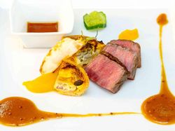 黒毛和牛ロース肉のグリエ キノコとベーコンのキッシュ添え わさび ポン酢 マスタード風味のグレイビーソース