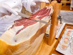 スペイン産生ハムのカーヴィング フレッシュフルーツ