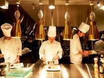 出来たてがそのまま届く、自慢のオープンキッチン