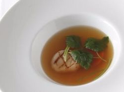 魚介コンソメを帆立貝のグリルと赤パプリカの生麩と共に