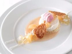 洋梨のデギュスタシオンをバニラ風味のブランマンジェと共に