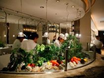 音と香のオープンキッチン!できたてとワクワクを届ける美食会場