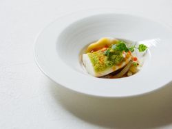 海老のラヴィオリ仕立て 鯛のクルート焼き ピメントエスプレットの香り