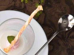 パッション風味のクレームブリュレとココナッツのブランマンジェ