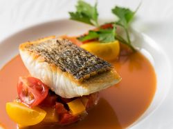 お魚料理:スズキのポワレ サフラン香るブイヤベース風
