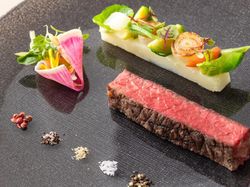 お肉料理:黒毛和牛ロース肉のグリエ 野菜色々と5種類の塩