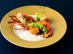 オマール海老の雲丹風味 トマトのグラチネ添え 帆立貝のブールブランソース