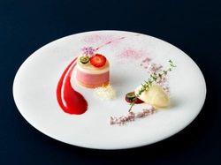 木苺とバニラの紅白ムース マスカルポーネアイスクリームを添えて