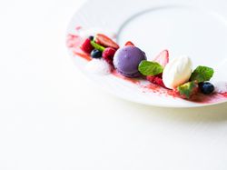 クレームブリュレ・レモンオイルをかけたヴァニラアイス・洋梨のタルト