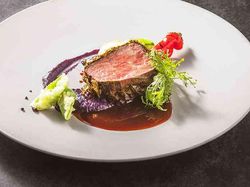 国産牛ロースのロティ おぼろ昆布のベール
濃厚なジュ・ド・ブッフソースと奈良漬けの和合