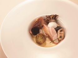 銘柄軍鶏のロースト
コンソメロワイヤル トリュフの香り