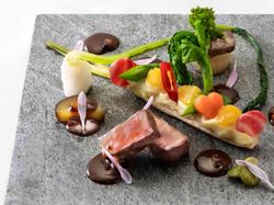 国産牛ロース肉のグリエ赤ワインソース/国産牛ロース肉の網焼こがし玉葱の赤ワインソース