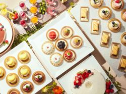 20 種類を超える色とりどりのデザートビュッフェ