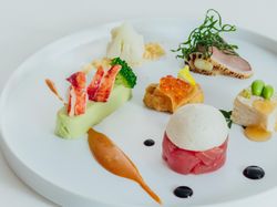 鮪のタルタルと関東屋白味噌の香り
活オマール海老と季節野菜のムース
京都産野菜のマリネ チーズのサブレ
国産合鴨ロース塩麹蒸し 九条葱
真鯛の南蛮 いくら添え
美山ゆば 和出汁掛け