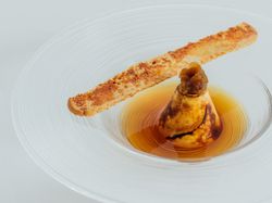 淡路玉葱と丹後コシヒカリのフラン
香り豊かなコンソメスープ
淡路玉葱
契約農家“野口ファーム"