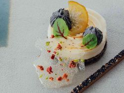 国産柚子のシブーストと
黒胡麻のガトー仕立て
シブースト