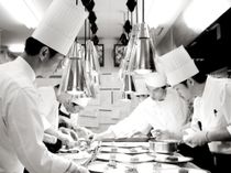 大切な一日のためだけに
ひと皿ひと皿に感謝の想いを込めて