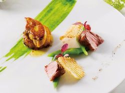 西京味噌に漬けたフォワグラのポワレと大根のコンフィ
鴨胸肉のロティ 九条葱の香り