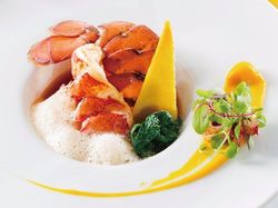 カナダ産活オマール海老の軽やかなビスクに
オレンジ風味の人参のピューレ添え