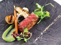 霜降り和牛サーロインのロティ 風味豊かなシャンピニオンデュクセル
燻製塩と山葵の香り