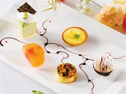 お祝いの一皿 小さなお菓子の舞踏会