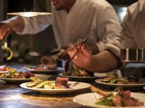 ライブキッチンですべてを創る、こだわり抜いたお料理