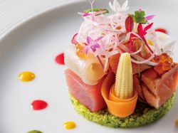 Appetizer
【鮪 炙りサーモン ハリバットのスモーク 豆乳パンナコッタ イクラ 野菜のコンポジション
酢橘風味の醤油と生姜のビネグレット】