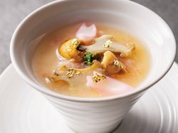 Soup
【蟹の和風ロワイヤルスープ 鮑と雲丹添え 華やかな金箔のあしらい】