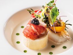 Fish Dish
【鯛のポワレ 白身魚ムースの湯葉包み蒸し オマール海老にキャビアを添えて 柚子風味の番ブランソースをハーブのエッセンス】