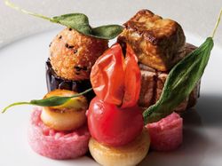 Meat Dish
【国産ビーフテンダーロインのグリル フォワグラのソテーとベイクドビーツリゾット 赤飯のクロメスキ添え 山葵とトリュフ香るマデラソースと共に】