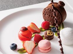 Dessart
【ショコラサブレサンド×フランボワーズ風味のマカロン×岩塩のアイスミルク×バニラソース】