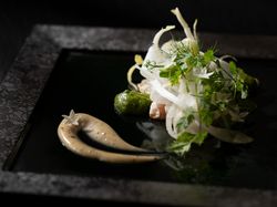 -前菜-
甘鯛の昆布〆 京都壬生菜のソース
黒七味のアクセント