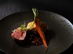 -肉料理-
国産特選牛背肉のロティ
赤ワインと金山寺味噌のソース