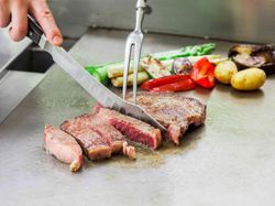 焼きたての国産牛ステーキ