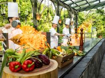 東海初のシェフズダイニング！"炎の演出"フランベがパーティ開始の合図！