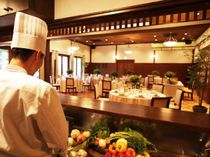 オープンキッチンからアツアツをお届け