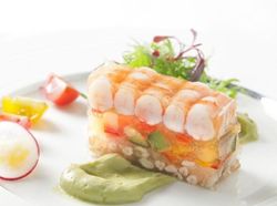 海老と彩り野菜のガトー仕立て
アボカドのピューレとサラダ添え
レモン風味のヴィネグレット