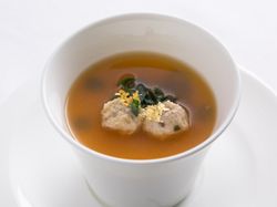 地鶏の鶏団子とポルチーニ茸のコンソメロワイヤル 金箔を散りばめて