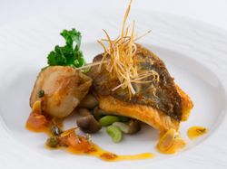 胡桃オイルでムニエルにした的鯛と帆立貝 アマンド香るブールノアゼットソース