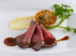 国産しあわせ絆牛のロティ 西洋わさびのソース 季節野菜キッシュとクリーミーマッシュポテト添え