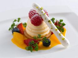 濃厚レアチーズムースと季節のフルーツ