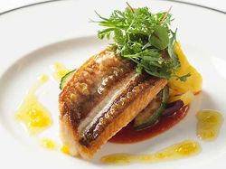 旬の白身魚のポワレ サフラン風味のポテトのピュレ
ベネチアンハーブ レモンオイル