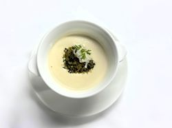 ローストカリフラワースープ 胡桃のグレモラータ