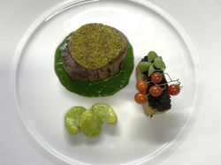 オーストラリア産牛フィレ肉のカフェドパリバター マケールポテト バジルソース