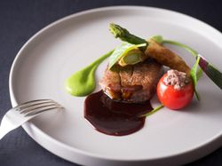 牛フィレ肉のソテー 牛タンのトマトファルス ワサビの香るアスパラガスの湯葉巻き ピノノワールソース